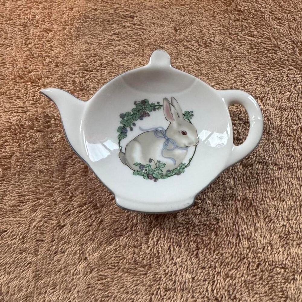 George-Good by Fabrizio 1986 White porcelain rabbit teapot teabag/spoon holder